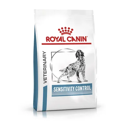 Sac de croquettes Royal Canin Veterinary Sensitivity Control avec illustration d’un chien et texte visible sur l’emballage. Sac de croquettes Royal Canin Veterinary Sensitivity Control avec illustration d’un chien et texte visible sur l’emballage.