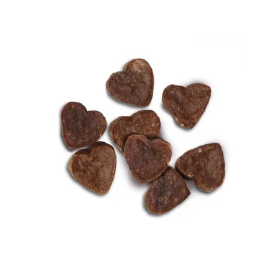 Snack marroni a forma di cuore, visibili in un gruppo di otto pezzi.
