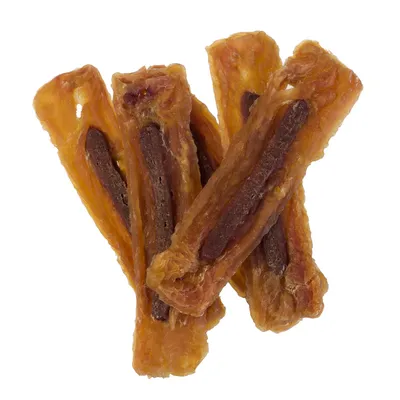 Vier kauwsnacks van gedroogd vlees, rechthoekig en lichtbruin met een donkerdere vulling in het midden, zonder zichtbare merknaam of verpakking.