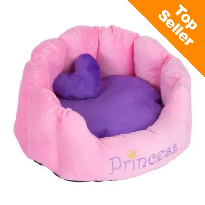 Ružový a fialový peliešok s nápisom Princess a malým vankúšom v tvare srdca. Oranžový roh s textom Top Seller. Ružový a fialový peliešok s nápisom Princess a malým vankúšom v tvare srdca. Oranžový roh s textom Top Seller.