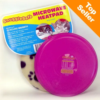 SnuggleSafe Microwave Heatpad med fodral, text: 'Provides up to 10 hours warmth', rosa värmedyna och förpackning med bilder på katt och hund. Orange hörn: Top Seller.