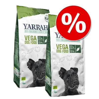 Două pungi Yarrah Vega Dog Food, bio-organic, proteine 21 %, grăsimi 13 %, etichetă vegan și simbol promoțional procent roșu. Text vizibil: BIO-ORGANIC SINCE 1992.