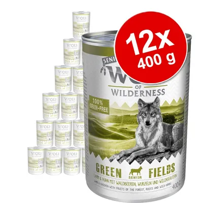 Wolf of Wilderness Senior Green Fields, 12 x 400 g, 100% grain-free. Conservă cu imagine lup, text vizibil: 'Lamm & Huhn mit Waldbeeren, Wurzeln und Wildkräutern'.
