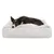 Hond ligt op een grijs, pluizig huisdierenbed. Product toont comfort en design van het bed.