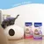 Biokat's Micro fresh und Micro classic Katzenstreu, Verpackungen mit Katzenmotiv. Katze auf weißer Katzentoilette im Hintergrund. Text: Unsere Feinen.