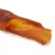 Primer plano de un snack masticable para perros retorcido de carne seca, color naranja-marrón con núcleo amarillo.