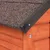 Detailweergave van een houten dierenhuis met weerbestendig bitumen dak en stevige schroefverbinding.