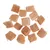 Morceaux cubiques de friandises pour animaux, couleur beige clair, texture fibreuse, disposés sur fond blanc. Aucun emballage ou texte visible.