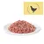 Čerstvé mokré krmivo na bílém talíři, se symbolem slepice na žlutém pozadí. Upozornění na kuře jako hlavní ingredienci.