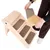 Beige Treppe mit drei Stufen, Person befestigt braune rutschfeste Matten auf den Stufen.