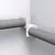 Eckhalterung aus weissem Material für zwei graue Kratzbaumstämme, montiert an einer Wand.