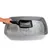 Bandeja gris para arena de gato con pala negra recogiendo arena aglomerada. Materiales visibles: plástico en bandeja y pala.