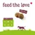 Zwei runde Snacks mit Schild '100% love'. Text: 'feed the love'. Größentabelle in mm: 18, 18, 8. Silhouette eines Hundes auf grünem Boden. Zwei runde Snacks mit Schild '100% love'. Text: 'feed the love'. Größentabelle in mm: 18, 18, 8. Silhouette eines Hundes auf grünem Boden.