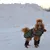 Hund trägt grünen Wintermantel und schwarze Pfotenschuhe im Schnee. Zeigt Nutzung von Hundebekleidung für kalte Bedingungen. Hund trägt grünen Wintermantel und schwarze Pfotenschuhe im Schnee. Zeigt Nutzung von Hundebekleidung für kalte Bedingungen.