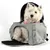 Petit chien blanc assis dans un sac de transport gris avec ouverture zippée à l’avant et poches latérales visibles. Sac en tissu, fond noir ouvert devant.