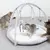 Tapis d’éveil rond gris clair avec arches et jouets suspendus, trois chatons jouent autour et dessus. Jouets visibles : peluche pieuvre, boule, plume, pompon argenté.