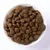 Cuenco con croquetas de pienso marrones y redondas. Vista del producto para mostrar la forma y el tamaño del alimento. Cuenco con croquetas de pienso marrones y redondas. Vista del producto para mostrar la forma y el tamaño del alimento.