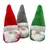 Tre nani di peluche in rosso, grigio e verde con barba e cappello bianchi. Adatti come gioco o decorazione.