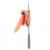Baguette pour chat avec plumes, emballage portant le texte : TIAKI Cat Dangler 3 in 1. Manche gris, accessoires à plumes orange, rouges et noires visibles.