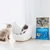 Katzenstreu OdourLock Multi-Cat Formula, 12 kg, neutralizuje zapachy do 40 dni. Opakowanie obok dwóch kotów i białej kuwety.