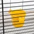 Gobelet jaune en plastique fixé sur les barreaux d’une cage, accessoire pour cage d’animaux.