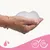 Hand mit Schaum, pH-neutral und 0% Parabene. Symbol für Tropfen auf rosa Hintergrund.