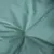 Close-up van een groene stof met fijne weefstructuur en een centrale plooi.