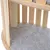 Plateforme ronde en bois avec poteau à griffer en sisal et tapis gris, partie inférieure d’un arbre à chat visible.