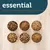 essential. Des recettes familiales à la tradition qui favorise le lien. Six bols de croquettes pour animaux présentés sur une table en bois clair.