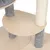 Plateforme d’arbre à chat en bois clair avec poteaux recouverts de tissu gris et un poteau en sisal visible pour griffer.