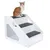Weisse Treppe mit drei Stufen und grauen Teppichauflagen, geeignet für Haustiere. Eine Katze sitzt auf der obersten Stufe.
