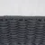 Close-up van grijs, gevlochten textielmateriaal met golvend patroon.