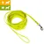 Longe jaune en plastique avec mousqueton métallique, adaptée aux chiens tailles S et M selon pictogrammes visibles en haut à gauche. Longe jaune en plastique avec mousqueton métallique, adaptée aux chiens tailles S et M selon pictogrammes visibles en haut à gauche.
