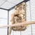 Geflochtenes Spielzeug aus Naturmaterialien mit Holz- und Bastelementen, befestigt an einem Käfiggitter. Geflochtenes Spielzeug aus Naturmaterialien mit Holz- und Bastelementen, befestigt an einem Käfiggitter.