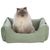 Katzenbett in grünem Stoff mit geripptem Design, Katze sitzt darin. Sichtbare Details: rechteckige Form, erhöhte Seitenwände, braunes Logo-Etikett an der Seite.