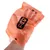 Oranje plastic zak met zwart K-D! logo, gedragen over een hand. Pictogrammen en pijl zichtbaar op de zak.