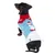 Hund trägt einen Pullover mit Schneemann-Motiv, rotem Kragen und blau-weissem Design. Sichtbar ist ein Label am unteren Rand des Pullovers.