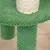 Krabpaal met groen, gestructureerd oppervlak en met sisaltouw omwikkelde paal. Detailweergave van de materialen.