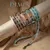 Colliers et laisses pour chien IMAO, motifs bleu et beige, attaches métalliques visibles, étiquette en cuir avec texte IMAO sur chaque accessoire.