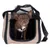 Chihuahua brun assis dans un sac de transport beige et noir avec surface en filet et bandoulière. Sac ouvert, chien visible.