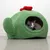 Cuccia per gatti verde in tessuto con accento rosso, gatto all'interno. La cuccia ha apertura rotonda e lati imbottiti.