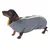 Teckel portant un manteau pour chien en tissu gris avec fermeture éclair jaune sur le dos et doublure intérieure jaune visible au col.