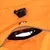 Détail d’un vêtement orange en tissu avec fermeture éclair noire, cordon de serrage noir et liseré gris réfléchissant. Étiquette visible avec texte partiel « HI ».
