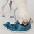 Hund frisst aus einer blauen Futterstation mit integriertem Wasserspender und Edelstahl-Napf. Wasserflasche ist transparent und befestigt.