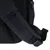 Gros plan sur une sangle réglable en tissu noir avec boucle plastique et dos matelassé d’un sac, fermeture éclair visible.