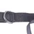Close-up van een grijze nylon hondenhalsband met stevige metalen D-ring bevestiging en versterkte naden.