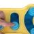 Main appuyant sur un bouton bleu en forme de patte sur un jouet interactif jaune et bleu pour animaux, éléments en plastique visibles.