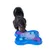 Chien à poil court utilisant un jeu d’intelligence bleu et violet pour chiens, plateau en plastique avec couvercle transparent et compartiments visibles contenant des croquettes.