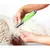 Brosse verte MOSER Animalline utilisée sur le pelage d’un animal à poils longs. Manche en plastique visible, dents métalliques apparentes.