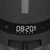 Digitalanzeige mit Uhrzeit 08:20 AM, Batteriestatus-Symbol und Mikrofon-Symbol. Zahlenreihe von 1 bis 6 sichtbar.